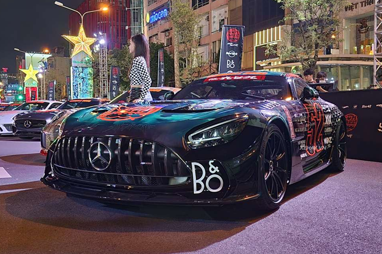 Vào ngày 14/9, hành trình siêu xe Gumball 3000 đã chính thức được khai mạc tại đại lộ Lê Lợi (TP.HCM), quy tụ hơn 100 chiếc trên toàn thế giới tập hợp về Việt Nam. Dự kiến, đoàn xe sẽ khởi hành vào sáng nay ngày 15/9, đi qua Campuchia, Thái Lan, Malaysia và kết thúc tại Singapore.