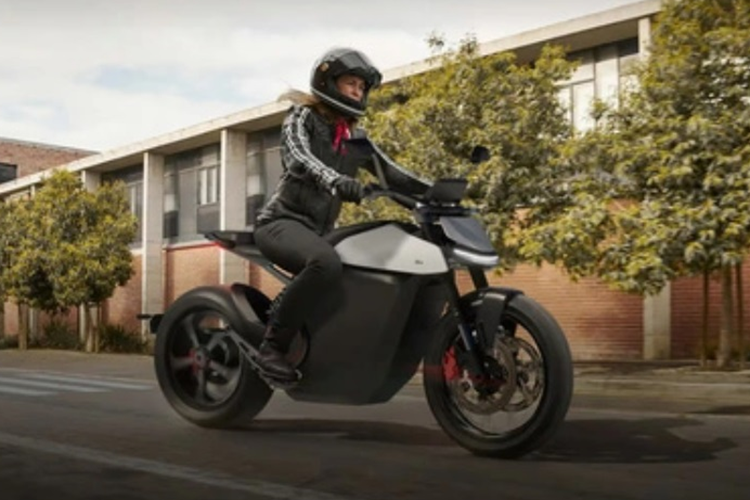 Bản này có thể tăng tốc từ 0-60 km/h trong 1,9 giây và đạt tốc độ tối đa 194 km/h. Với tùy chọn pin 16 kWh, xe có phạm vi hoạt động lên tới 579 km. Ngoài khả năng vận hành mạnh mẽ, Ola Roadster Pro còn có các trang bị như: màn hình cảm ứng TFT 10 inch, phuộc USD