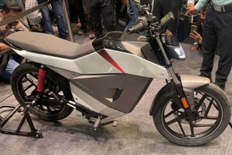  Ola Roadster X Phiên bản Ola Roadster X 2025 mới có 3 tùy chọn pin là 2,5 kWh; 3,5 kWh và 4,5 kWh, đi cùng mức giá lần lượt là 74.999 Rs (tương đương 22,3 triệu đồng), 84.999 Rs (khoảng 25,3 triệu đồng) và 99.999 Rs (khoảng 29,8 triệu đồng).