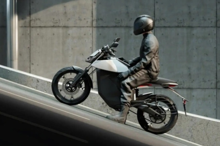 Bản này được trang bị: đồng hồ thông minh, các tính năng hỗ trợ AI thông qua màn hình cảm ứng TFT 6,8 inch; phanh đĩa ABS 1 kênh, ABS khi vào cua, kiểm soát hành trình và các chế độ lái như: Hyper, Sport, Normal và Eco.