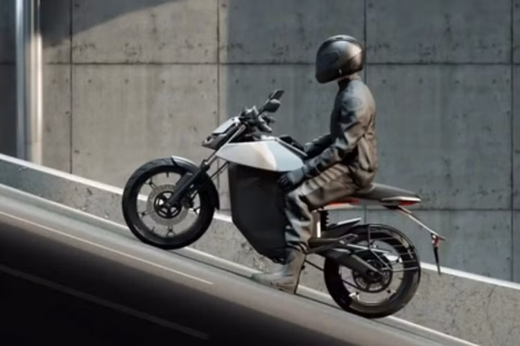 Bản này được trang bị: đồng hồ thông minh, các tính năng hỗ trợ AI thông qua màn hình cảm ứng TFT 6,8 inch; phanh đĩa ABS 1 kênh, ABS khi vào cua, kiểm soát hành trình và các chế độ lái như: Hyper, Sport, Normal và Eco.