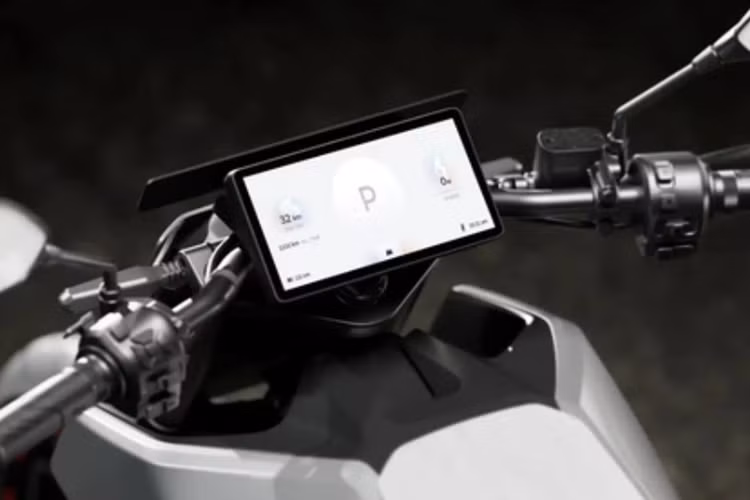 Giá xe Ola Roadster 2025 cho 3 tùy chọn pin này lần lượt là 104.999 Rs (khoảng 31,2 triệu đồng), 120.000 Rs (khoảng 35,7 triệu đồng) và 139.999 Rs (41,7 triệu đồng). Với tùy chọn pin 6 kWh, xe sẽ có thể tăng tốc từ 0-40 km/h chỉ trong 2 giây, tốc độ tối đa 126 km/h và phạm vi hoạt động được công bố là 248 km.