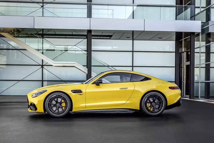 Với giá cao hơn khoảng 31.000 USD, người dùng có thể lựa chọn nâng cấp lên AMG GT 55 (137.550 USD hoặc tăng 2.650 USD so với phiên bản 2024). Phiên bản hàng đầu AMG GT 63 có giá khởi điểm ở mức từ 179.050 USD với trang bị công suất 577 mã lực và tăng tốc từ 0 – 96 km/h chỉ trong 3,1 giây.