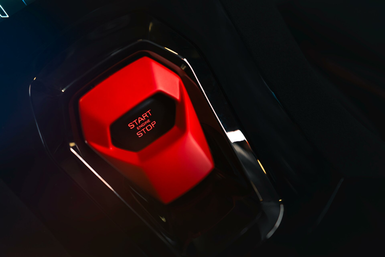 Về nội thất, những chiếc xe thuộc bộ sưu tập Ad Personam có các đường trang trí bằng nhôm và carbon tối màu với vải Alcantara, các phần ghế ngồi được trang trí với những đường viền nổi bật hơn cho khoang nội thất.