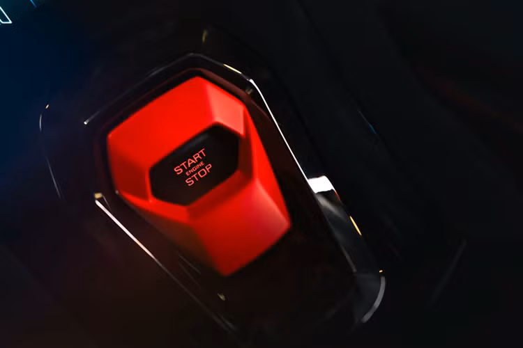 Về nội thất, những chiếc xe thuộc bộ sưu tập Ad Personam có các đường trang trí bằng nhôm và carbon tối màu với vải Alcantara, các phần ghế ngồi được trang trí với những đường viền nổi bật hơn cho khoang nội thất.