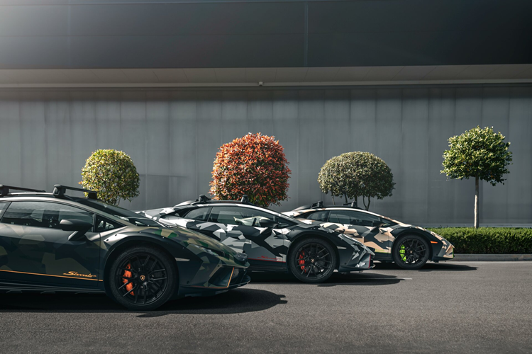 Các phiên bản thuộc bộ sưu tập Lamborghini Huracan Sterrato All-Terrain Ad Personam 2024 mới đã ra mắt trước hơn 200 khách tại Segheria của Tanja Solci, Milan với một bối cảnh được tạo ra đặc biệt để thể hiện những đặc tính thú vị của siêu bò Ý.