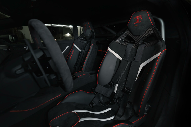 Ngoại thất của xe được hoàn thiện với lớp sơn mờ, các phần vè ốp hốc bánh xe màu đen mờ cùng với thanh ray trên nóc và thanh ngang. Những mẫu xe này đều được trang bị bộ mâm Morus 19 inch màu đen mờ, cùm phanh được sơn màu sắc nổi bật hơn.