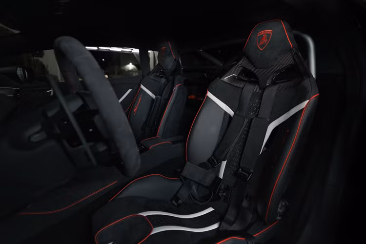 Ngoại thất của xe được hoàn thiện với lớp sơn mờ, các phần vè ốp hốc bánh xe màu đen mờ cùng với thanh ray trên nóc và thanh ngang. Những mẫu xe này đều được trang bị bộ mâm Morus 19 inch màu đen mờ, cùm phanh được sơn màu sắc nổi bật hơn.