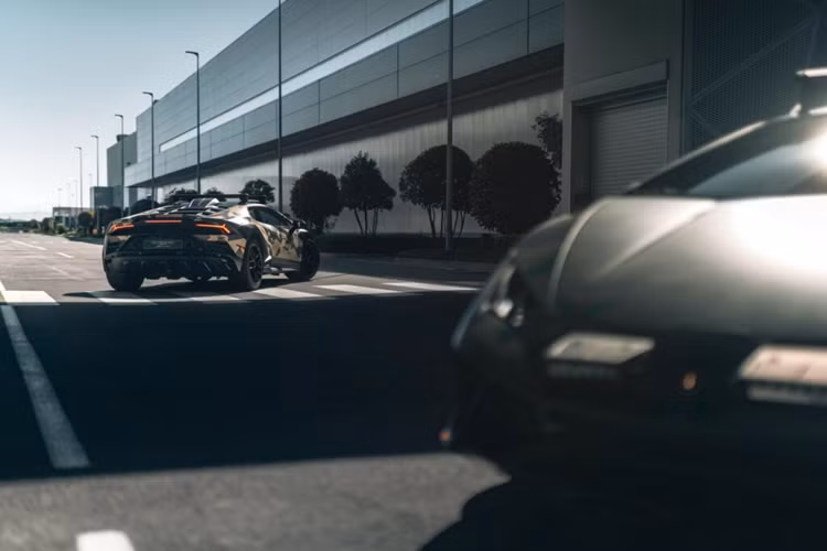 "Ý tưởng phát triển mẫu xe Sterrato do Centro Stile phát triển đã được nâng cao cùng với bộ phận Ad Personam của chúng tôi để nhấn mạnh các khía cạnh khác nhau về khả năng của Sterrato, đồng thời nhấn mạnh sự thú vị khi lái xe, ngao du khắp mọi nơi của chiếc siêu xe địa hình.”, ông Mitja Borkert cho biết thêm.