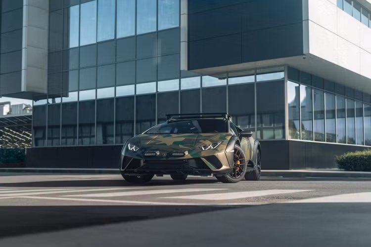 Giám đốc thiết kế Mitja Borkert cho biết: “All-Terrain Sterrato là một chiếc Lamborghini thực sự với khả năng cơ động, vượt địa hình dễ dàng cũng như gây ấn tượng bằng cách mang đến những điều bất ngờ".