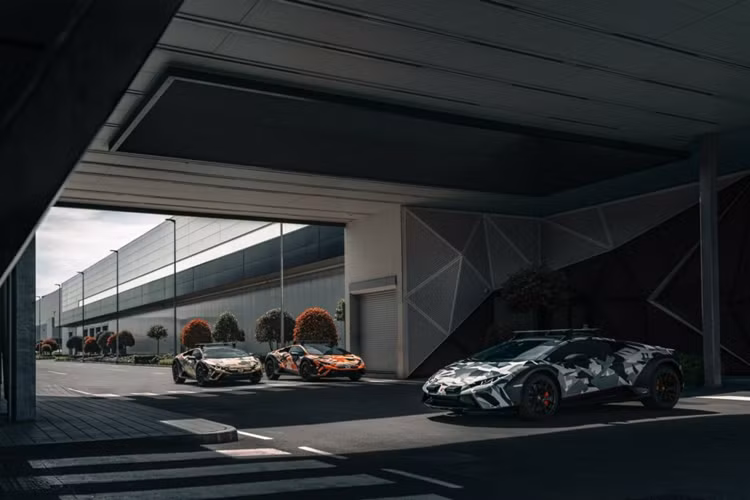 Lấy cảm hứng từ xu hướng đột phá của thiên nhiên, mỗi chiếc xe được bày trí trong bối cảnh, điều kiện địa hình như đá, sa mạc và rừng rậm.