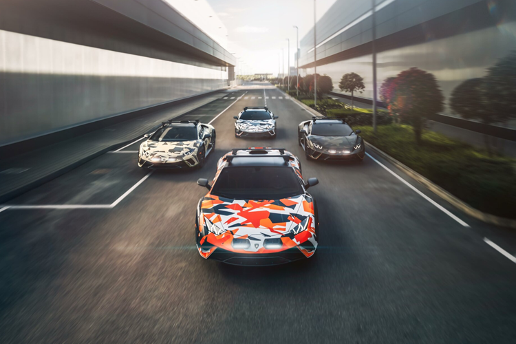 Hãng sẽ bán ra 12 chiếc xe với những màu sơn độc đáo được phát triển bởi chính studio Ad Personam của Lamborghini kết hợp với Centro Stile, được lấy cảm hứng từ bốn địa hình khác nhau mà mẫu siêu xe Lamborghini Huracan có thể thể hiện hết khả năng của mình.