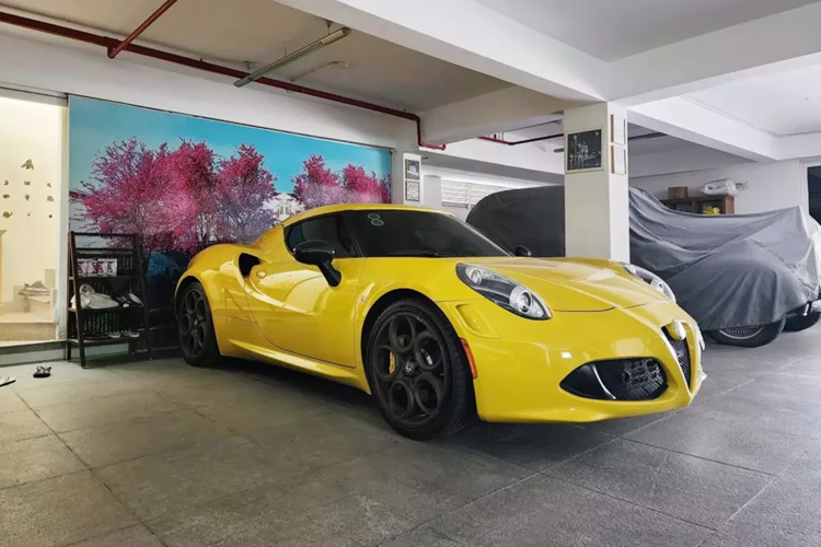 Sau hơn 8 năm về nước, chiếc xe thể thao Alfa Romeo 4C Launch Edition dù trải qua nhiều bộ áo khác nhau như mạ vàng phong cách Dubai, đỏ mờ, hồng hay lâu nhất là màu vàng, nguyên bản xe này có màu đỏ, nhưng chưa 1 lần đổi chủ. Được biết, người sở hữu xe Alfa Romeo 4C Launch Edition bản giới hạn 500 chiếc này có biệt danh Minh "xí muội".