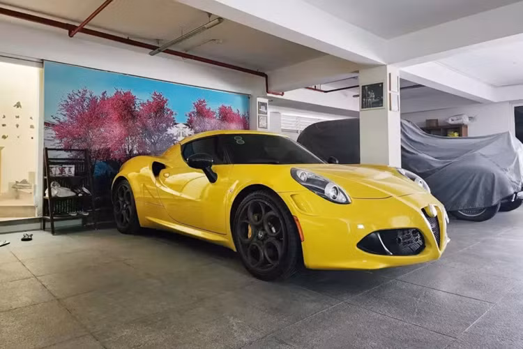 Sau hơn 8 năm về nước, chiếc xe thể thao Alfa Romeo 4C Launch Edition dù trải qua nhiều bộ áo khác nhau như mạ vàng phong cách Dubai, đỏ mờ, hồng hay lâu nhất là màu vàng, nguyên bản xe này có màu đỏ, nhưng chưa 1 lần đổi chủ. Được biết, người sở hữu xe Alfa Romeo 4C Launch Edition bản giới hạn 500 chiếc này có biệt danh Minh "xí muội".