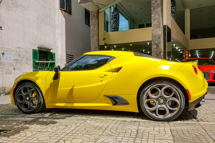 Động cơ này được trang bị hộp số tự động 6 cấp. Nhờ đó, mẫu xe thể thao đến từ Ý có khả năng tăng tốc từ vị trí đứng yên lên 100 km/h chỉ mất thời gian 4,1 giây trước khi đạt tốc độ tối đa là 257 Km/h.