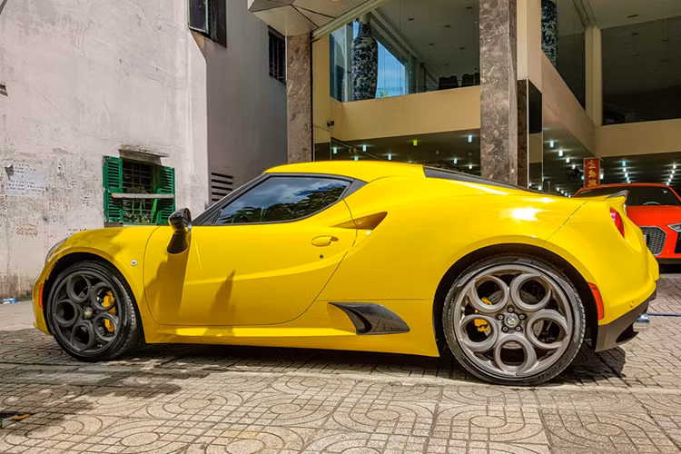 Động cơ này được trang bị hộp số tự động 6 cấp. Nhờ đó, mẫu xe thể thao đến từ Ý có khả năng tăng tốc từ vị trí đứng yên lên 100 km/h chỉ mất thời gian 4,1 giây trước khi đạt tốc độ tối đa là 257 Km/h.