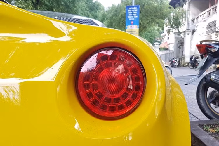 Ngoài ra, còn có 400 xe Alfa Romeo 4C Launch Edition dành cho các thị trường như châu Âu, châu Phi và Trung Đông, các thị trường còn lại sẽ có 100 xe để phân phối. Alfa Romeo 4C Launch Edition sử dụng động cơ 4 xy-lanh, dung tích 1.7 lít, sản sinh công suất tối đa 237 mã lực và mô men xoắn cực đại đạt 350 Nm.