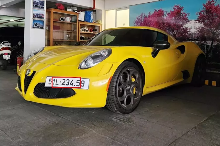 Mới đây, chiếc xe thể thao giới hạn Alfa Romeo 4C Launch Edition này đã được Minh "xí muội" cho làm mới bằng việc thay đổi biển số, cụ thể, chiếc biển số 51L-23459 đã được đăng ký cho xe Alfa Romeo 4C Launch Edition.