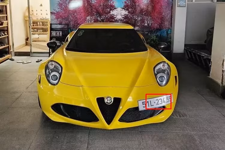 Số lượng các dòng xe thể thao của hãng xe Alfa Romeo tại Việt Nam không nhiều, còn nhớ vào năm 2015, một đại gia chuyên chơi các mẫu xe thể thao độc lạ đã nhập về nước chiếc xe Alfa Romeo 4C Launch Edition, nhanh chóng gây xôn xao giới chơi xe.