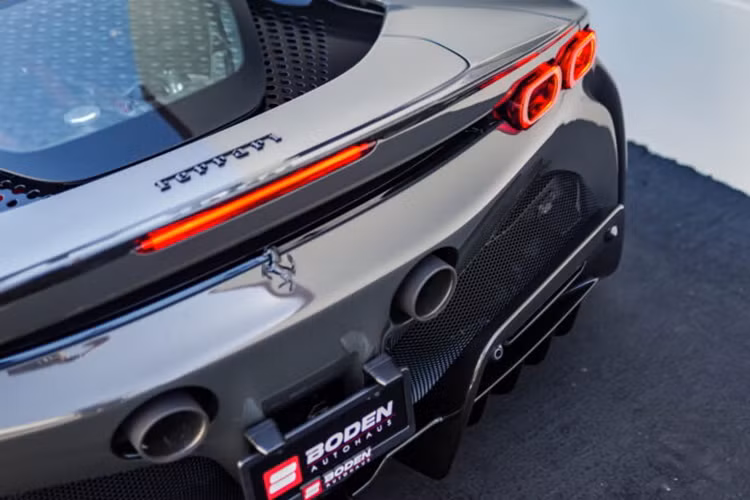 Theo 1016 Industries, gói nâng cấp V2 vẫn hoàn toàn tương thích với gói V1, những người đã lắp đặt gói V1 hoàn toàn có thể tiếp tục nâng cấp chiếc xe của mình với gói V2. Những sửa đổi về diện mạo này hoàn toàn có thể lắp đặt trên cả Ferrari SF90 Stradale và SF90 Spider mui trần.