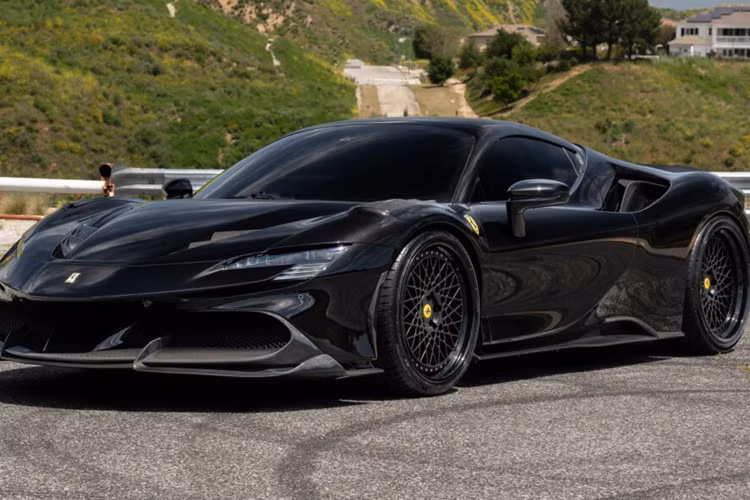 Chiếc siêu xe Ferrari SF90 độ 1016 Industries cũng được trang bị thêm hai cánh gió sau, một cánh gió đặt trên đuôi mui xe cũng như một cánh gió Ducktail lớn hơn được lắp đặt ở phần đuôi xe.