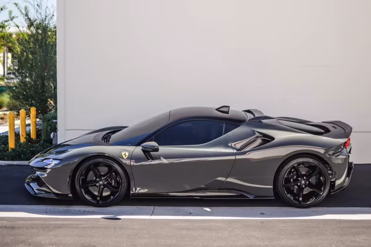 Được chế tạo từ sợi carbon dệt trơn, những bộ phận này được cho là có chất lượng tương đương với chất lượng của các chi tiết carbon chính hãng của Ferrari. Ngoài sự khác biệt về diện mạo, những sửa đổi giúp SF90 trở nên nhẹ hơn và có tính năng khí động học được tối ưu hơn đáng kể so với nguyên bản.