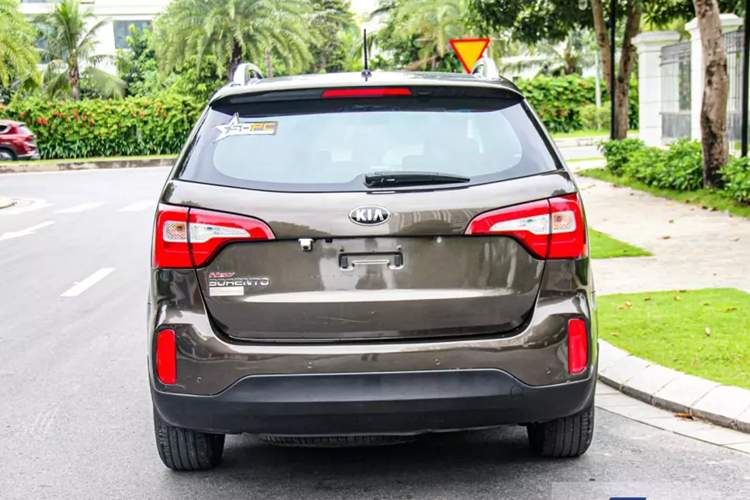Kia Sorento là một chiếc xe không quá nổi bật trên thị trường nhưng vẫn là lựa chọn tốt cho người dùng thực dụng, có mức ngân sách thấp, cần một chiếc xe đa dụng, không gian rộng rãi, tính năng vừa đủ.