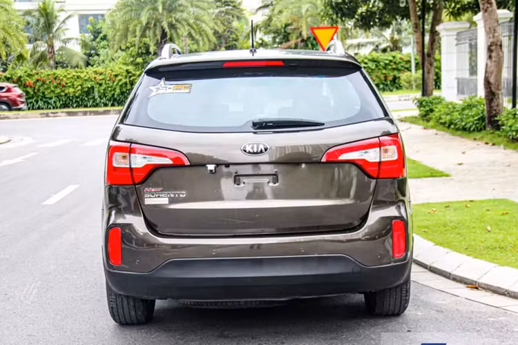 Kia Sorento là một chiếc xe không quá nổi bật trên thị trường nhưng vẫn là lựa chọn tốt cho người dùng thực dụng, có mức ngân sách thấp, cần một chiếc xe đa dụng, không gian rộng rãi, tính năng vừa đủ.