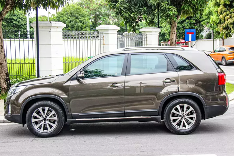 Kia Sorento xuất hiện ở Việt Nam vào năm 2014, thuộc thế hệ thứ hai và sau đó xe không có bất cứ đợt nâng cấp hay đổi mới nào, bất chấp việc Sorento đã có thế hệ thứ 3 ở thị trường toàn cầu. Phải đến năm 2020, Kia Sorento thế hệ thứ 4 mới xuất hiện ở Việt Nam.