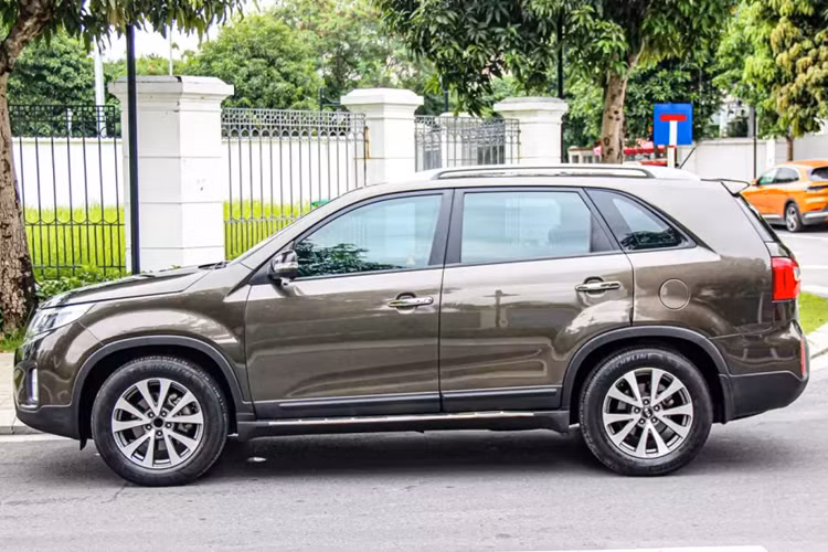 Kia Sorento xuất hiện ở Việt Nam vào năm 2014, thuộc thế hệ thứ hai và sau đó xe không có bất cứ đợt nâng cấp hay đổi mới nào, bất chấp việc Sorento đã có thế hệ thứ 3 ở thị trường toàn cầu. Phải đến năm 2020, Kia Sorento thế hệ thứ 4 mới xuất hiện ở Việt Nam.