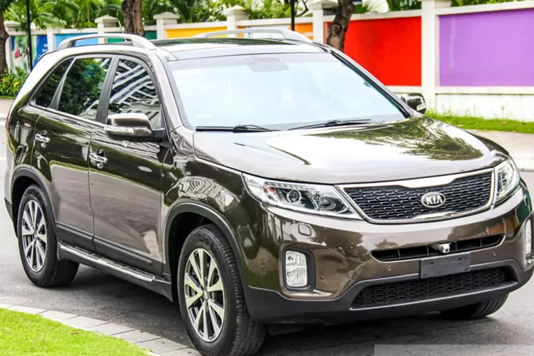 Trên thị trường xe cũ, Kia Sorento đời 2014-2015 đang có giá dao động 430-450 triệu, rẻ hơn đáng kể so với Hyundai SantaFe hoặc Mazda CX-5 cùng đời có giá trên dưới 500 triệu đồng. Đắt hàng hơn đó là Honda CR-V, nhiều đại lý chào bán mẫu xe gầm cao của Honda lên tới hơn 500 triệu cho đời 2014, với CR-V 2015 con số này là hơn 550 triệu.