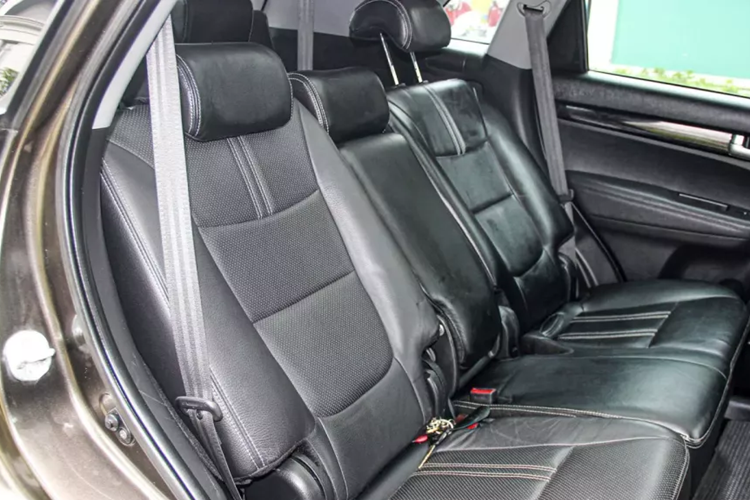 Chia sẻ nền tảng với Hyundai SantaFe nên Sorento cũng có 2 lựa chọn động cơ xăng 2.4 (172 mã lực, 226 Nm) và động cơ diesel 2.2 lít (195 mã lực, 437 Nm). Hộp số tự động 6 cấp là trang bị tiêu chuẩn ở Sorento đời này.