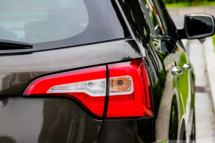 Dù thế, Sorento có khá nhiều ưu điểm. Đầu tiên là kiểu dáng to lớn, không gian rộng rãi. Xe Hàn nên các tiện nghi, tính năng là khá đầy đủ, ví dụ đèn pha tự động, gương hậu gập điện, cửa sổ trời panorama, ghế lái chỉnh điện 10 hướng, dàn âm thanh 10 loa.