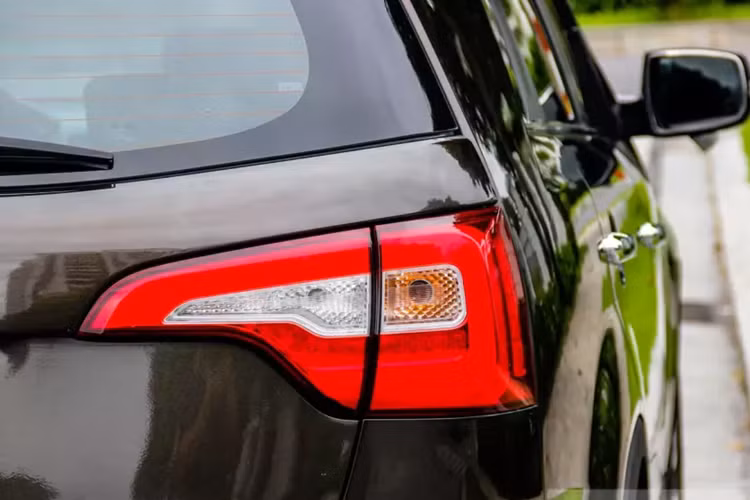 Dù thế, Sorento có khá nhiều ưu điểm. Đầu tiên là kiểu dáng to lớn, không gian rộng rãi. Xe Hàn nên các tiện nghi, tính năng là khá đầy đủ, ví dụ đèn pha tự động, gương hậu gập điện, cửa sổ trời panorama, ghế lái chỉnh điện 10 hướng, dàn âm thanh 10 loa.