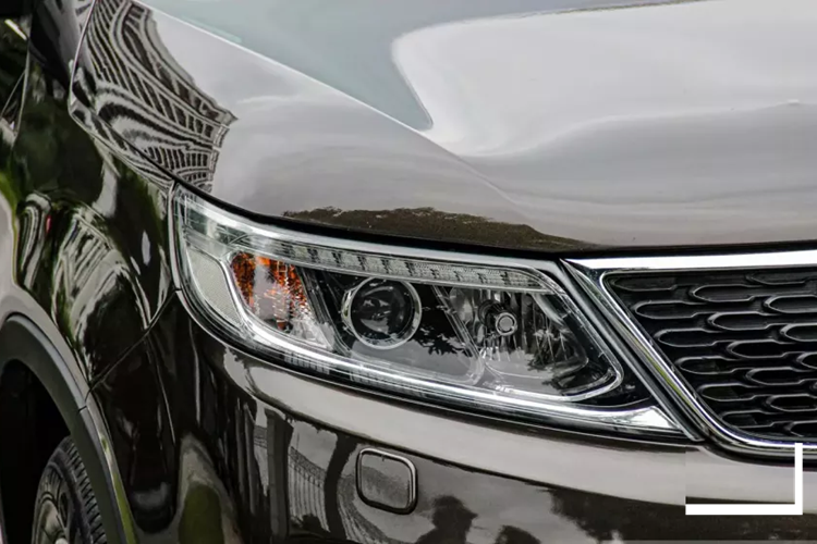 Đáng chú ý, giá bán cho Sorento 2014 bản động cơ diesel 2.2 lít cao hơn bản máy xăng 50-80 triệu nên lựa chọn bản máy xăng là giải pháp tối ưu cho khách hàng có nguồn tài chính eo hẹp nhưng muốn có xe 7 chỗ rộng rãi.