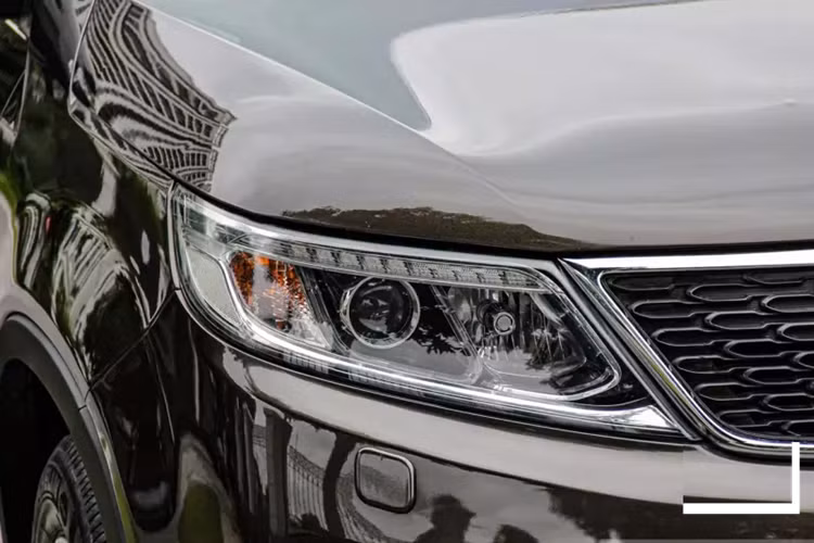 Đáng chú ý, giá bán cho Sorento 2014 bản động cơ diesel 2.2 lít cao hơn bản máy xăng 50-80 triệu nên lựa chọn bản máy xăng là giải pháp tối ưu cho khách hàng có nguồn tài chính eo hẹp nhưng muốn có xe 7 chỗ rộng rãi.