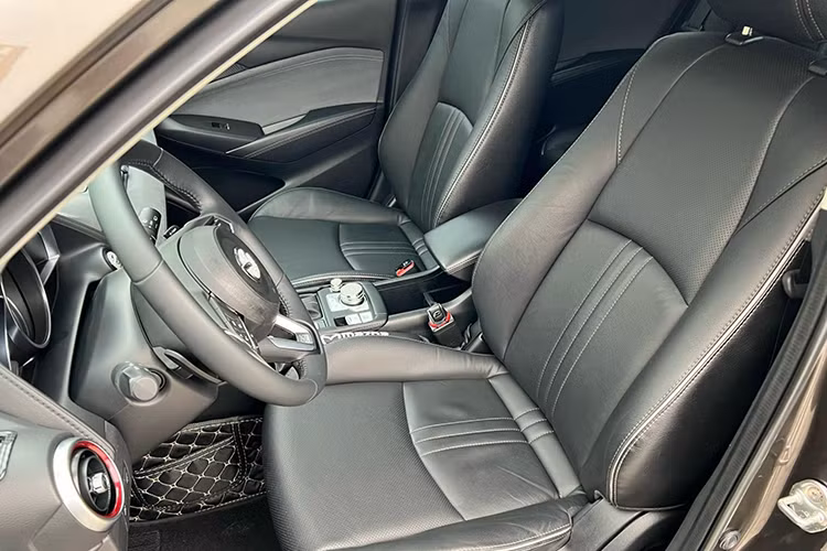 Dưới nắp capo của Mazda CX3 đời 2021 là động cơ 1.5 lít SkyActiv công suất 110 mã lực, mô-men xoắn 144 Nm, hộp số tự động 6 cấp.