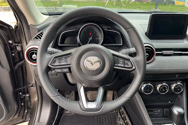 Nội thất xe khiến “fan” của Mazda sẽ quen thuộc ngày khi bước vào không gian xe, nhưng phần nào gây sự nhàm chán với những người thích sự mới mẻ. Ngược lại, các phím bấm vật lý được bố trí trực quan, dễ thao tác với người mới lái.