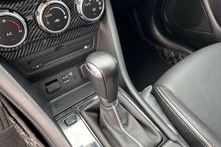 Nhưng ở Mazda CX3, xe có thêm tính năng Sport đi kèm lẫy chuyển số giúp người lái dễ dàng điều khiển chiếc xe chạy phấn khích theo ý muốn.