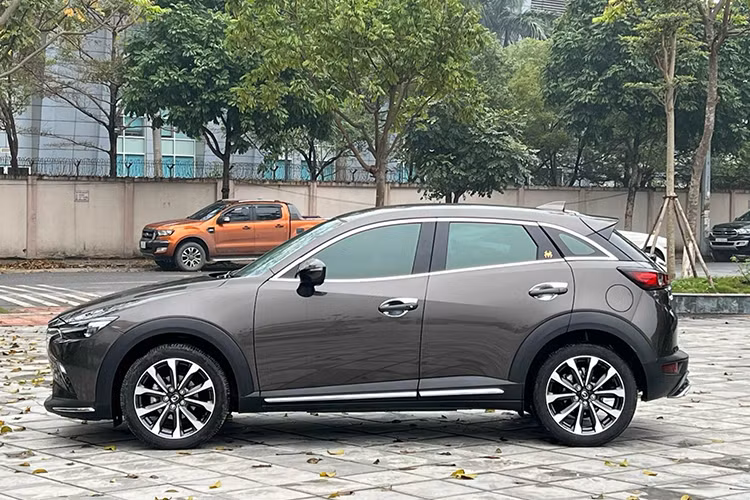 Hiện tại, số lượng xe Mazda CX3 đời 2021 trên thị trường xe cũ không có nhiều. CX3 được xem là phiên bản gầm cao của mẫu hatchback nhỏ gọn Mazda 2. Do đó, không ngạc nhiên khi CX3 có không gian chật chội ở hàng ghế thứ 2.