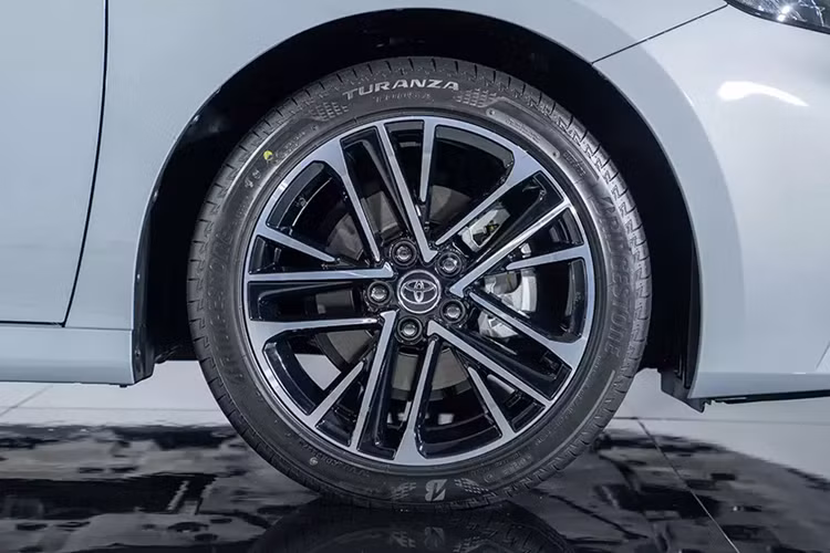 Tương tự ngoại thất, nội thất cũng được áp dụng phong cách thiết kế Energetic Beauty. Tuy chiều dài cơ sở không thay đổi nhưng nội thất vẫn cho cảm giác rộng rãi, thoáng đãng và thoải mái. Bên cạnh đó là những chất liệu nội thất cao cấp hơn, được thiết kế đơn giản nhưng hiện đại.