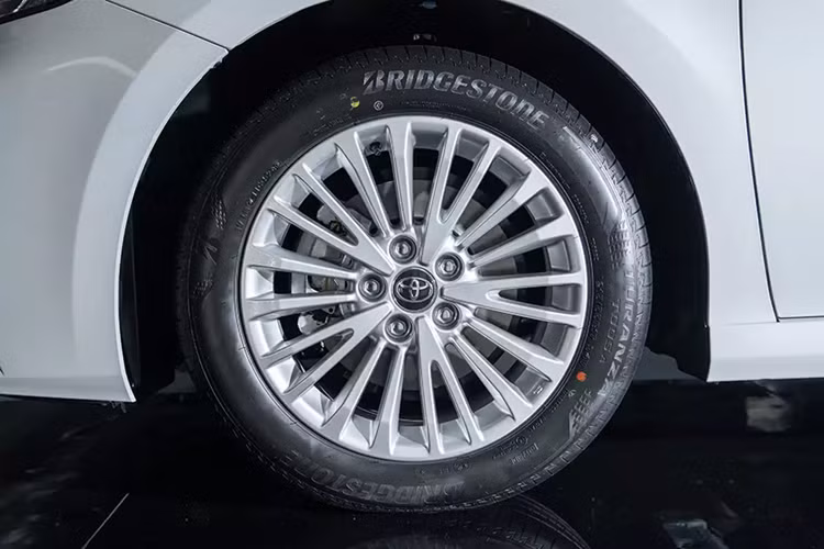 Kích thước của mẫu xe sedan Toyota Camry 2025 cũng đã có sự thay đổi với chiều dài x rộng x cao lần lượt 4.920 x 1.840 x 1.445 mm và chiều dài cơ sở 2.825 mm. So với thế hệ cũ, xe dài hơn 35 mm trong khi các kích thước còn lại giữ nguyên.