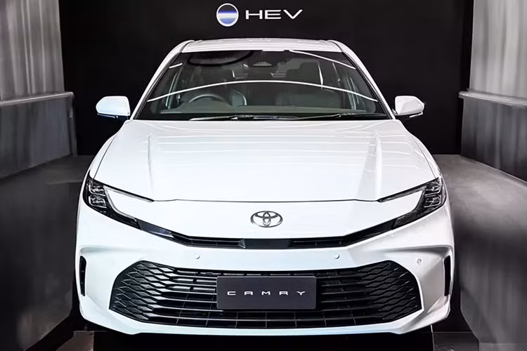 Giá xe Toyota Camry 2025 tại Thái Lan dao động từ 1,475 - 1,809 triệu Baht (khoảng 1,09 - 1,33 tỷ đồng). Đúng như dự đoán từ trước đó, Toyota Camry thế hệ mới ở thị trường Thái Lan sở hữu thiết kế ngoại thất tương tự xe đang bán ở Đài Loan, Singapore và Úc. Đồng thời, xe có thiết kế không giống với Camry mới dành cho thị trường Mỹ hay Trung Quốc.