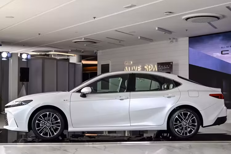 Dự kiến, trong tháng 10 này, đại lý sẽ bắt đầu nhận cọc cho xe. Theo thông tin từ đại lý, Toyota Camry 2025 ở Việt Nam sẽ bị cắt phiên bản máy xăng 2.5Q và tăng số lượng phiên bản hybrid từ 1 lên 2. Tương tự thế hệ cũ, mẫu xe này cũng được nhập khẩu nguyên chiếc từ Thái Lan.