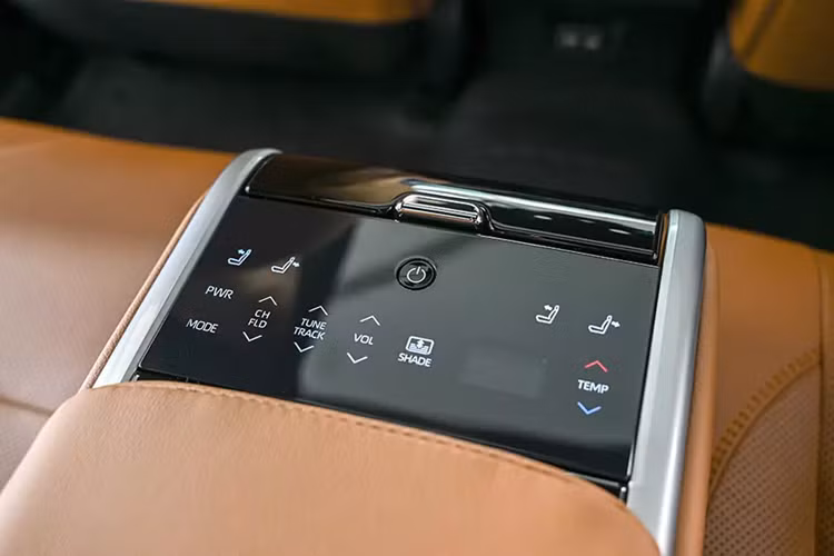 Dù ở phiên bản nào, Toyota Camry 2025 tại Thái Lan cũng được trang bị hệ truyền động hybrid thế hệ mới, bao gồm máy xăng 4 xi-lanh, hút khí tự nhiên, dung tích 2.5L, tạo ra công suất tối đa 186 mã lực và mô-men xoắn cực đại 221 Nm.