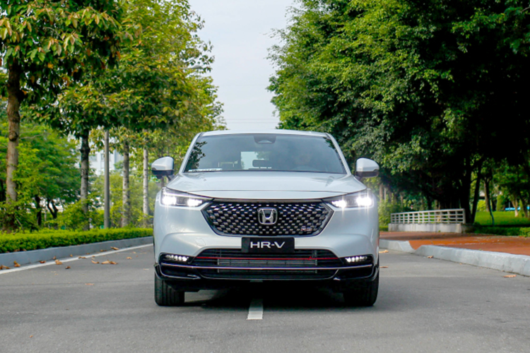 Không chỉ là một trong những mẫu xe sở hữu ngoại hình được đánh giá cao nhất phân khúc, Honda HR-V còn được trang bị nội thất tương đối rộng rãi, trang bị tiện nghi đủ dùng và các tính năng an toàn chủ động ADAS tiêu chuẩn.