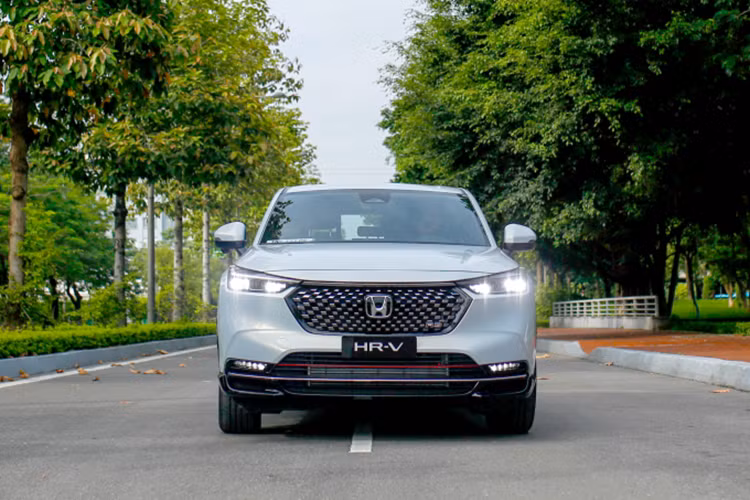 Không chỉ là một trong những mẫu xe sở hữu ngoại hình được đánh giá cao nhất phân khúc, Honda HR-V còn được trang bị nội thất tương đối rộng rãi, trang bị tiện nghi đủ dùng và các tính năng an toàn chủ động ADAS tiêu chuẩn.