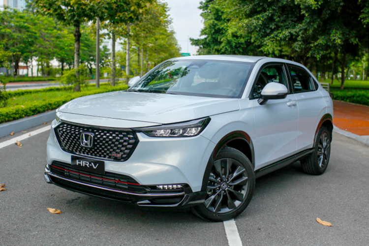 Honda Civic hiện có 3 phiên bản và giá bán dao động từ 730 - 870 triệu đồng. Do đó, giá trị ưu đãi dành cho mẫu sedan hạng C này dao động từ 36 - 52 triệu đồng. Với Honda Accord, mẫu xe này có giá khởi điểm từ 1,319 tỷ đồng. Như vậy, khi mua mẫu sedan hạng D này, khách hàng có thể bớt được số tiền khoảng 66 triệu đồng.