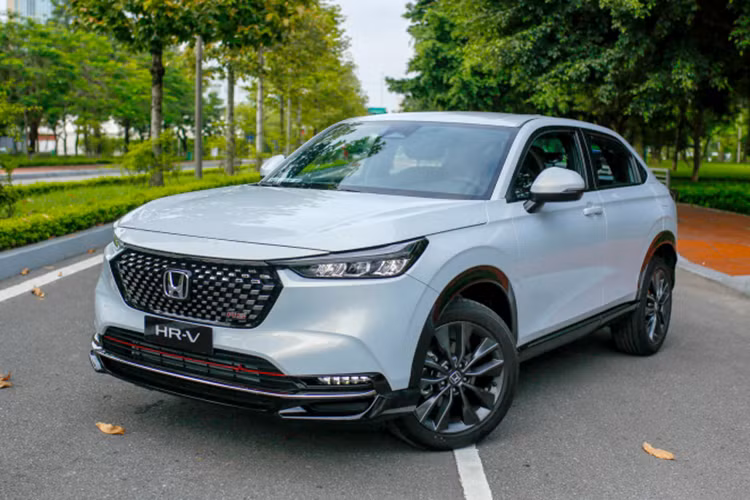 Honda Civic hiện có 3 phiên bản và giá bán dao động từ 730 - 870 triệu đồng. Do đó, giá trị ưu đãi dành cho mẫu sedan hạng C này dao động từ 36 - 52 triệu đồng. Với Honda Accord, mẫu xe này có giá khởi điểm từ 1,319 tỷ đồng. Như vậy, khi mua mẫu sedan hạng D này, khách hàng có thể bớt được số tiền khoảng 66 triệu đồng.