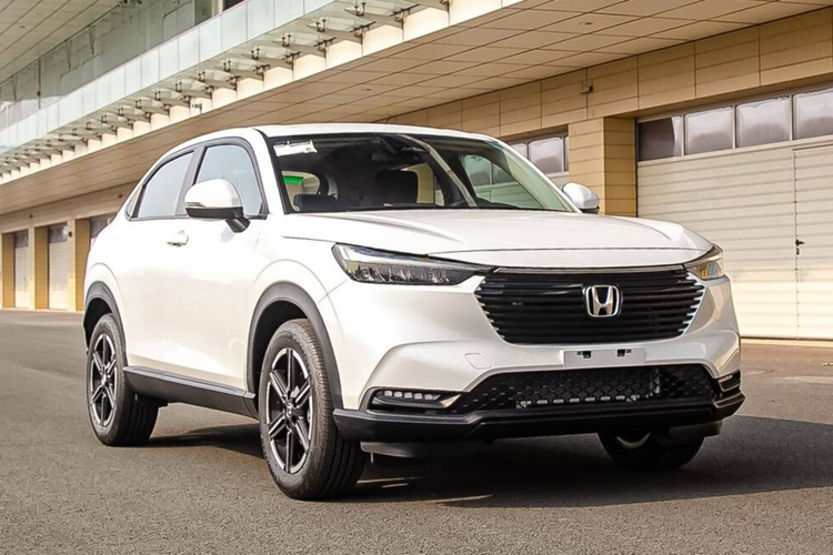 Ưu đãi này được áp dụng theo mức lệ phí trước bạ 10%. mẫu xe SUV Honda HR-V tại Việt Nam hiện có 3 phiên bản là G, L, RS với giá bán tương ứng 699 triệu, 826 triệu và 871 triệu đồng. Với ưu đãi lệ phí trước bạ, khách hàng mua mẫu SUV cỡ B này sẽ tiết kiệm được số tiền từ 35 - 52 triệu đồng, tùy phiên bản.